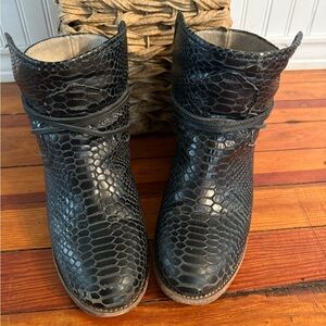 Freebird by Steven Black Snakeskin Pattern